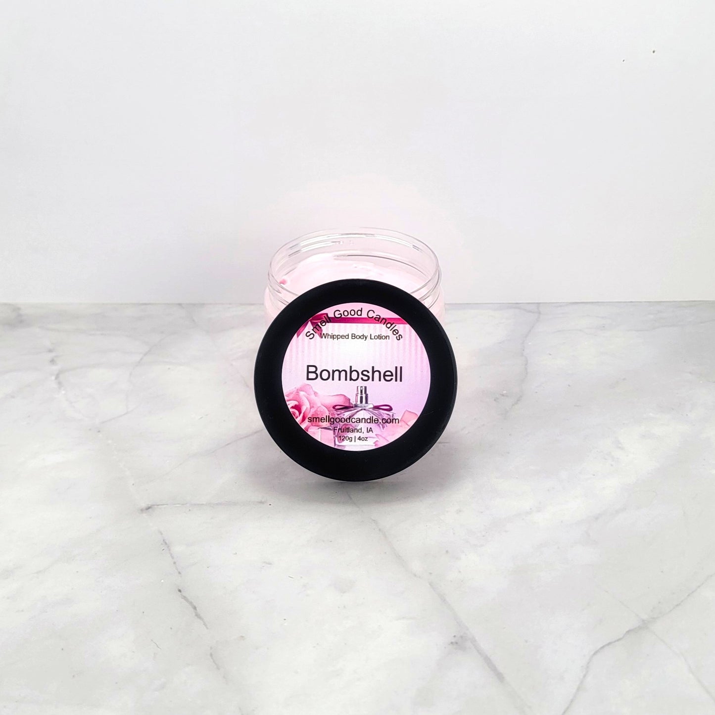Hydrating body lotion with a floral and fruity fragrance.