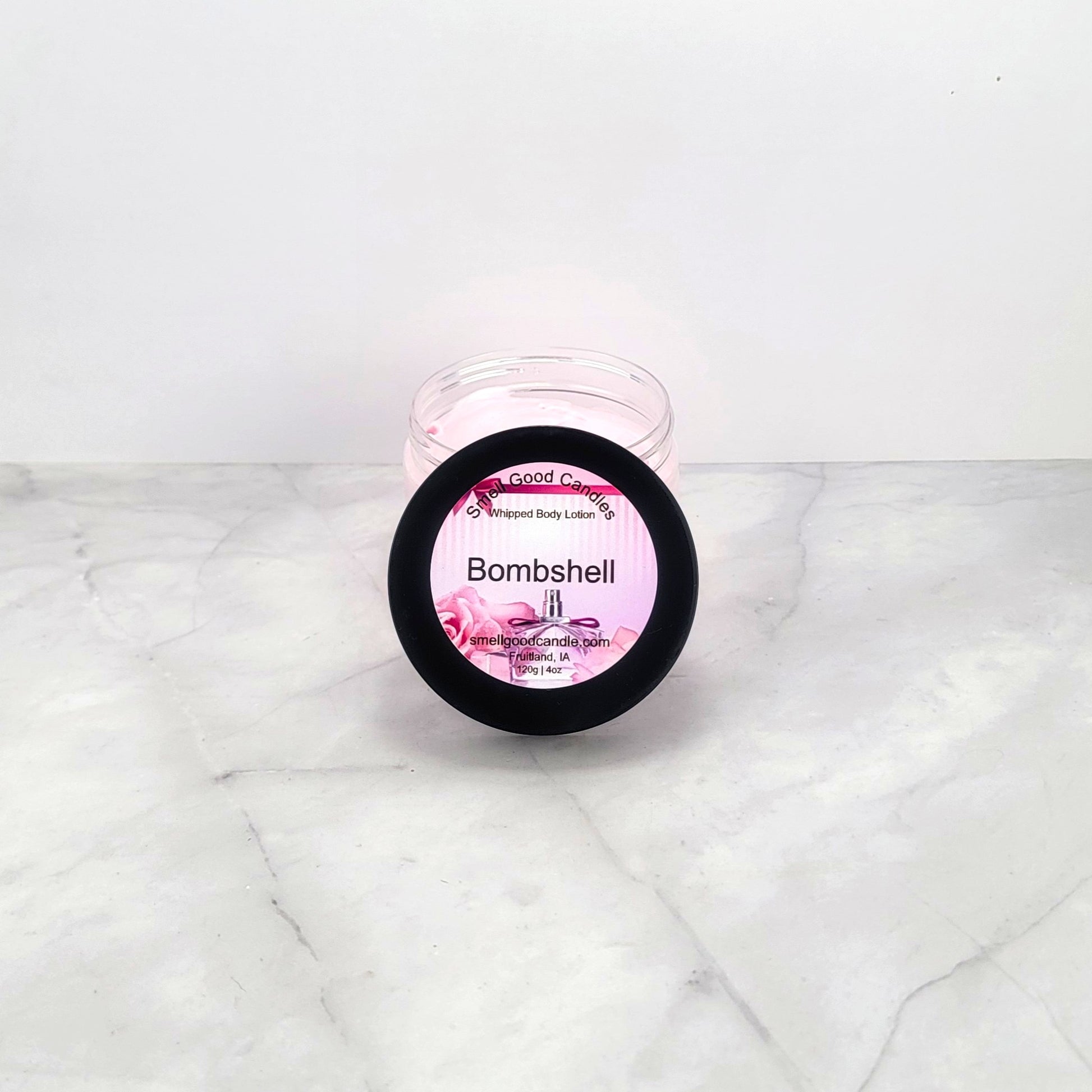 Hydrating body lotion with a floral and fruity fragrance.