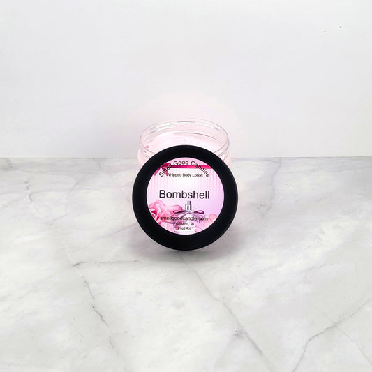 Hydrating body lotion with a floral and fruity fragrance.