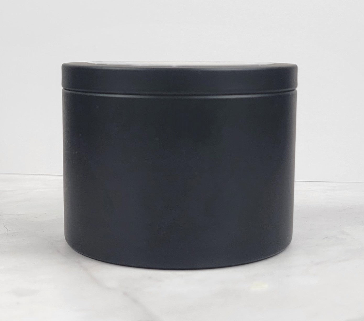 Warm and inviting coffee-scented candle with butter, tonka, and maple
