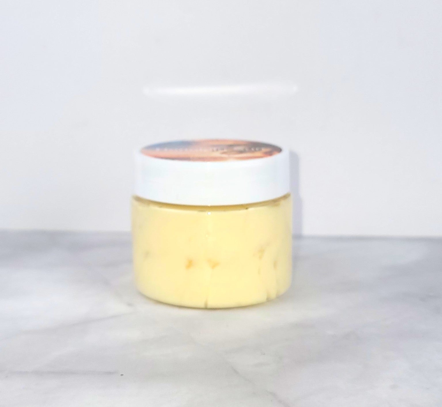 Lightweight, nourishing body lotion with a warm and creamy tropical fragrance
